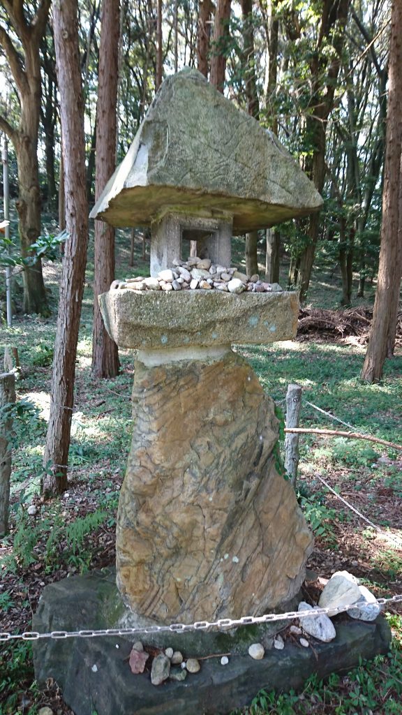 自然の石でできた灯籠